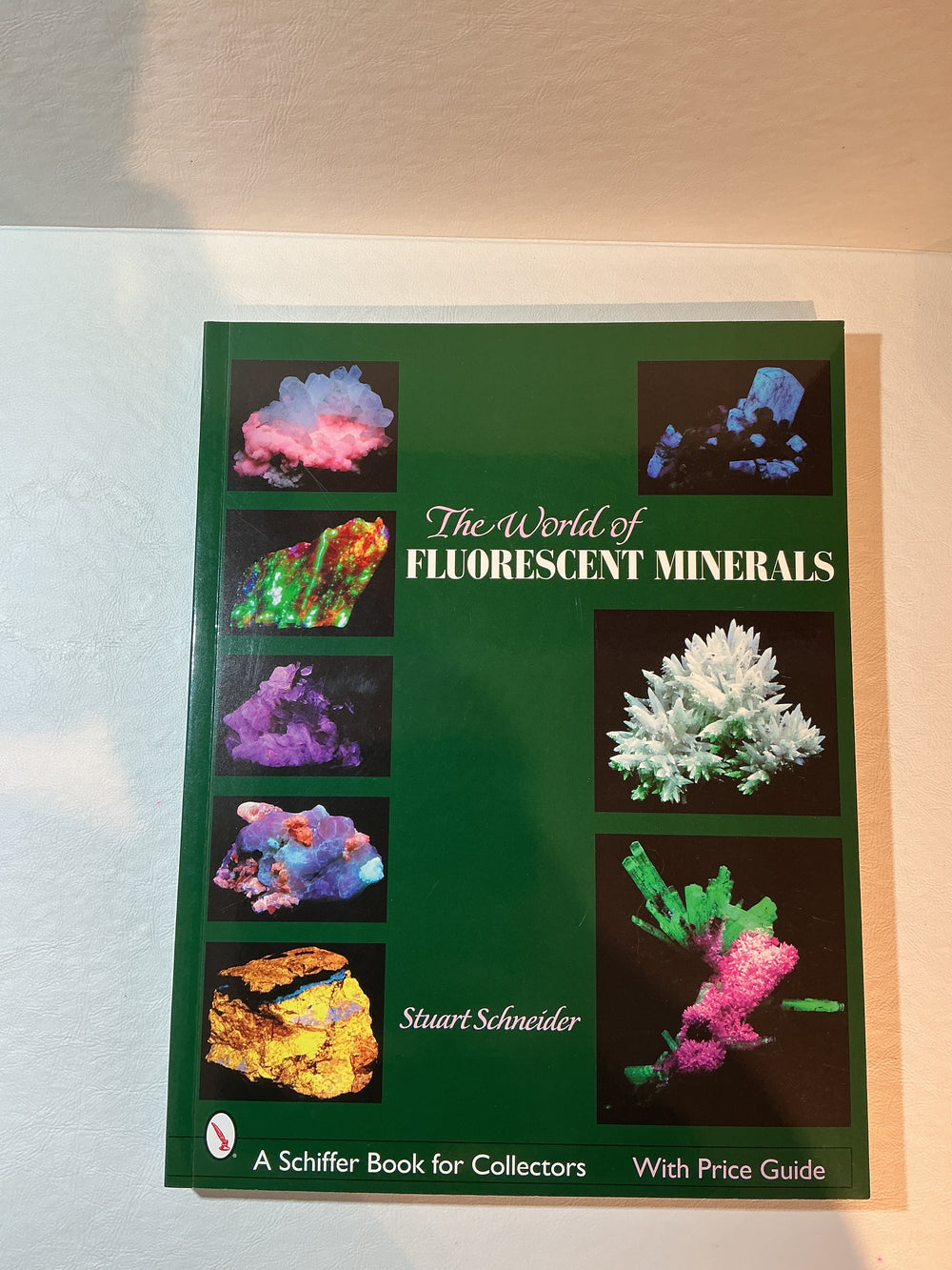 The World of Fluorescent Minerals Stuart Schneider