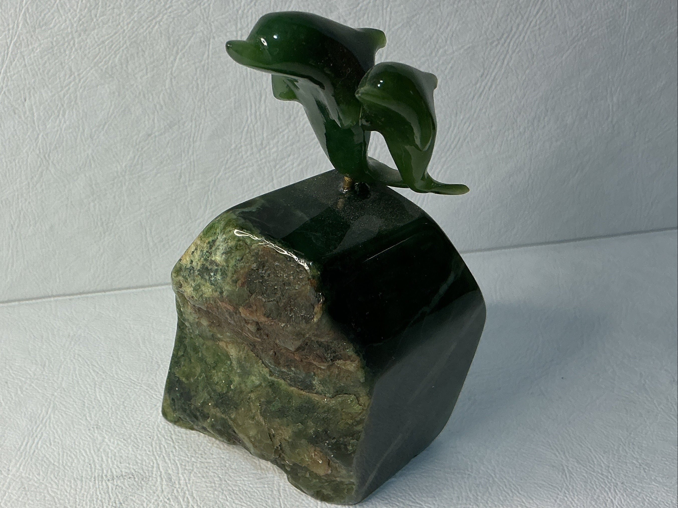 Double Dolphin on Jade Base