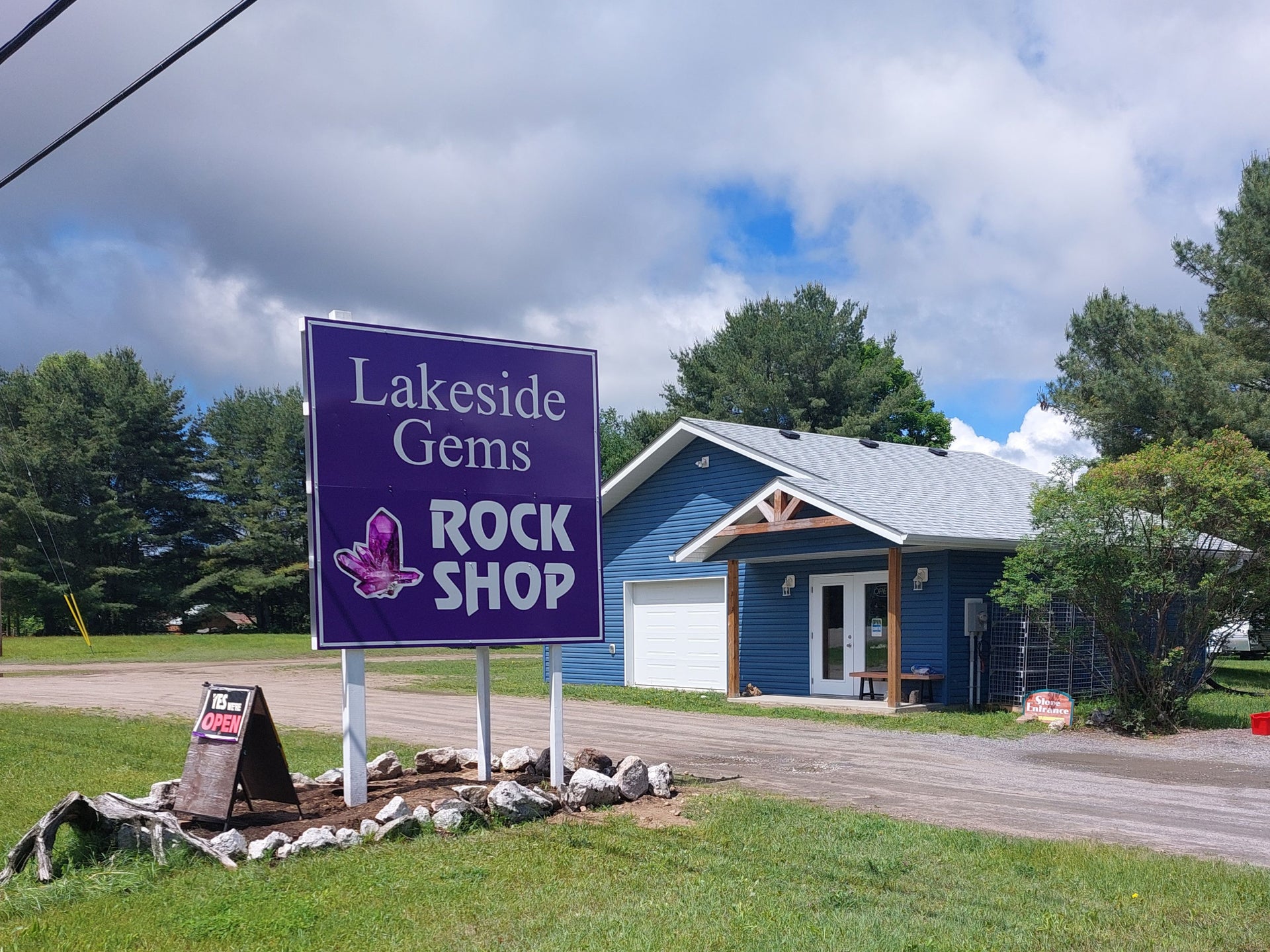 Lakesides Gem's store from outside